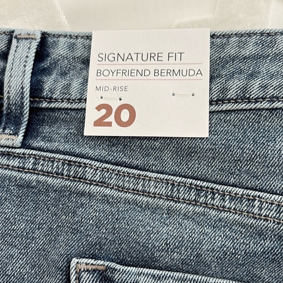 NWT Lane Bryant Distressed/Frayed Boyfriend Mid Rise Bermuda Shorts. Size 20 - Picture 11 of 15